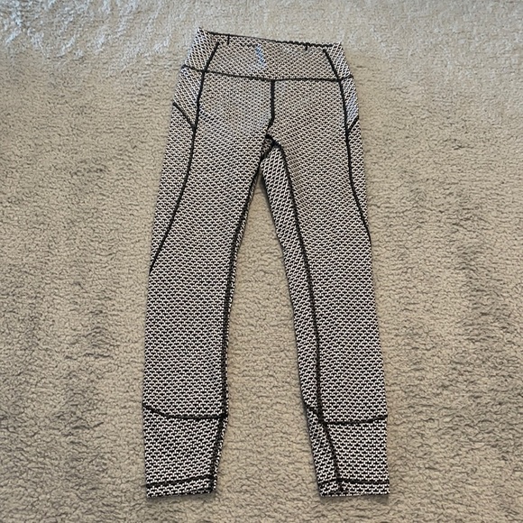 Lululemon In Movement Tight Monochromic Black Geometric Everlux Sz 6 inseam 25" - Picture 1 of 5